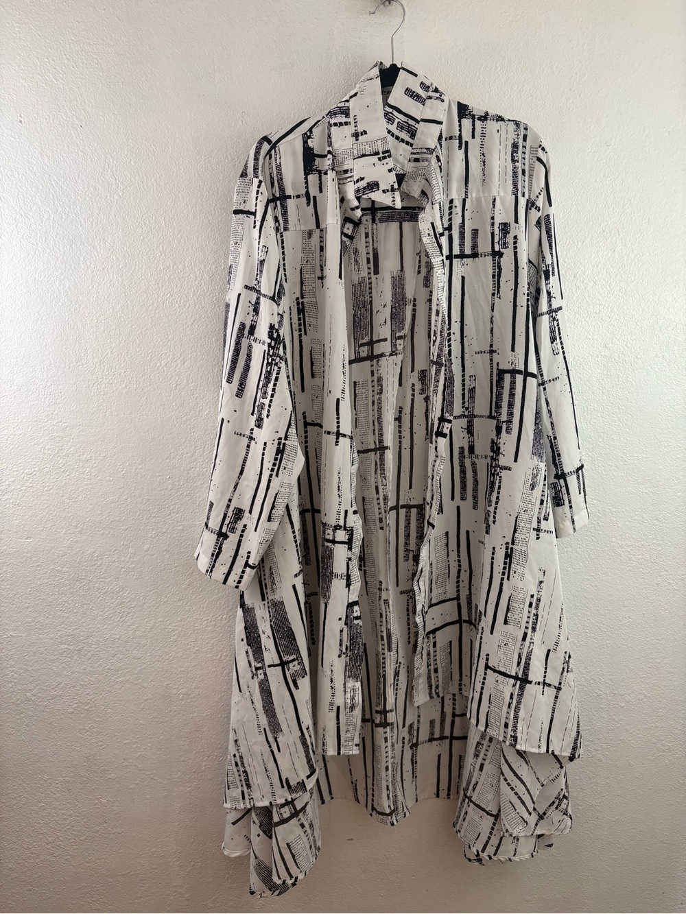 Step in Style white longline button-up shirt abstract black linear high low 1XL